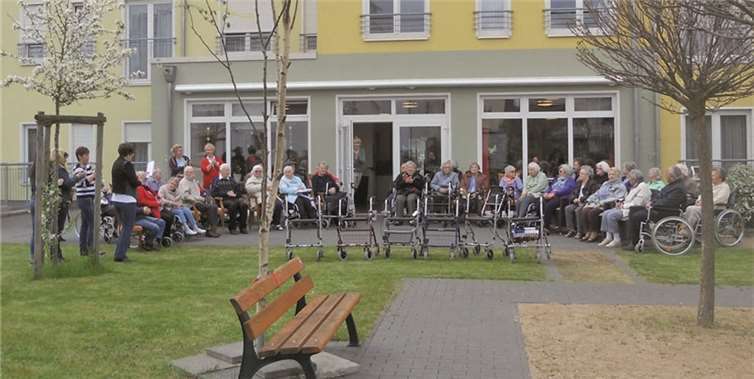 Die Bewohner des Bonifatius-Seniorenzentrums feierten das Maifest mit selbst geschmückten Baum.privat