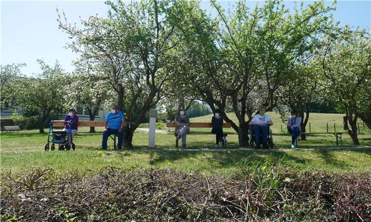 Die Bewohner des Caritas Zentrums verfolgend die Auftritte der Künstler aus sicherer Entfernung.Foto: Caritas Zentrum, Mendig