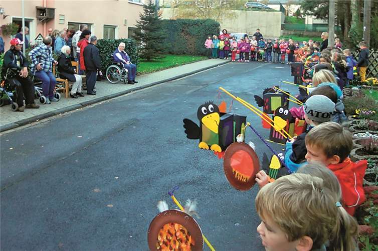 Die Bewohner des Haus Bachtal hatten viel Freude an den Liedern der Grundschüler.privat