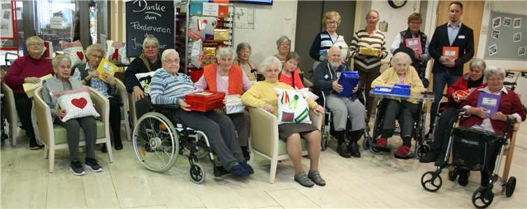 Die Bewohner des Josef-Ecker-Stiftes freuen sich über die individuellen Beschäftigungsmaterialien, die sie vom Förderverein als Geschenk erhalten haben.Foto: privat