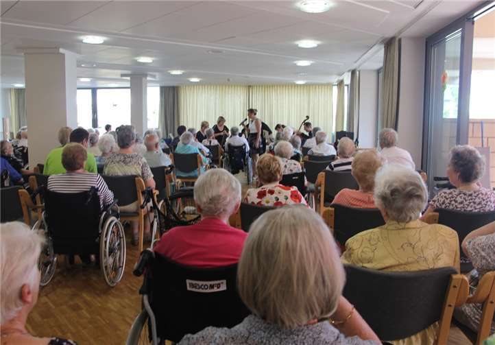 Die Bewohner des Josef Ecker Stifts genießen das Konzert. Foto: Josef Ecker Stift