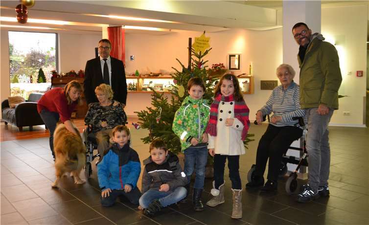 Die Bewohner des Seniorenpflegeheimes Bodelschwingh in Koblenz Lützel freuen sich über den von Kindern der GS Metternich-Oberdorf geschmückten Baum. Das Bild zeigt Susanne Israel-Gäbler aus der Personalabteilung des Seniorenpflegeheimes Bodelschwingh (li.), den Einrichtungsleiter Carlos Schneider (stehend li.) sowie Marco Koenitz. Koblenz-Touristik