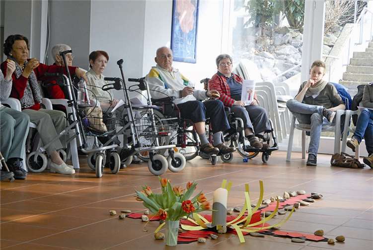 Die Bewohner des Seniorenzentrums Maranatha und die Bad Bodendorfer Firmlinge gestalteten gemeinsam ein Kreuz. privat