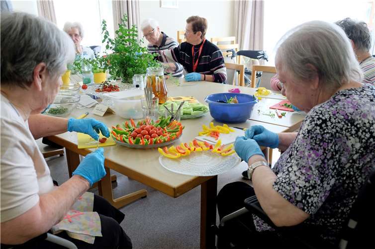 Die Bewohner des Seniorenzentrums Marienstift bereiteten sich am Aktionstag selbst ein gesundes Essen zu. Foto: privat