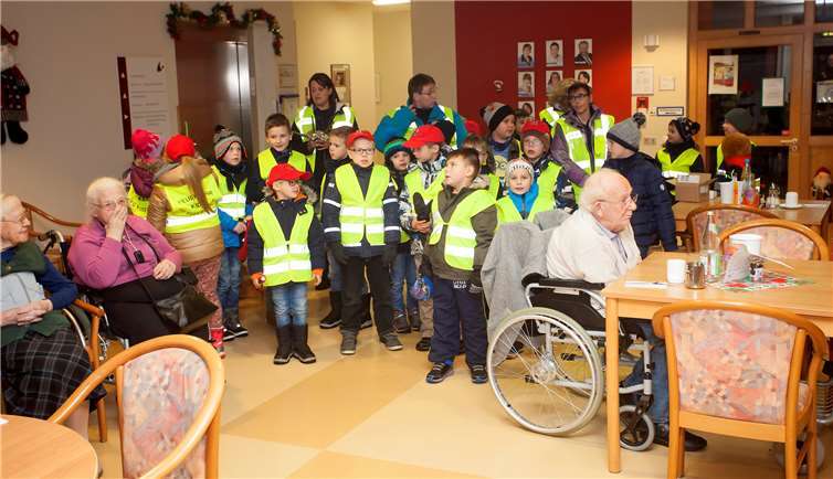 Die Bewohner des Seniorenzentrums „Mühlenau“ freuten sich, als sie die 27 Kinder sahen.Wolfgang Tischler