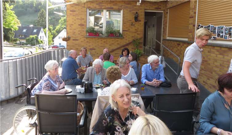 Die Bewohner des Talendweges trafen sich im Hof der Familie Engel. privat