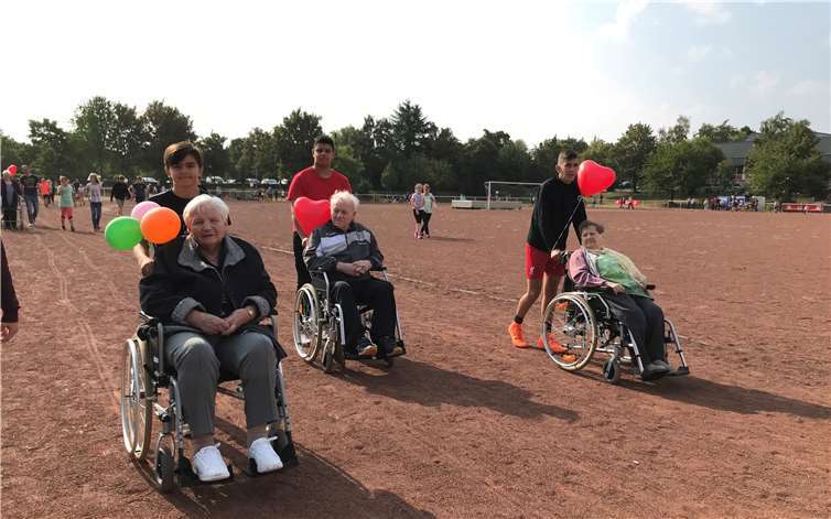 Die Bewohner des nahegelegenen Altenheims beteiligten sich gern an der Benefizveranstaltung.