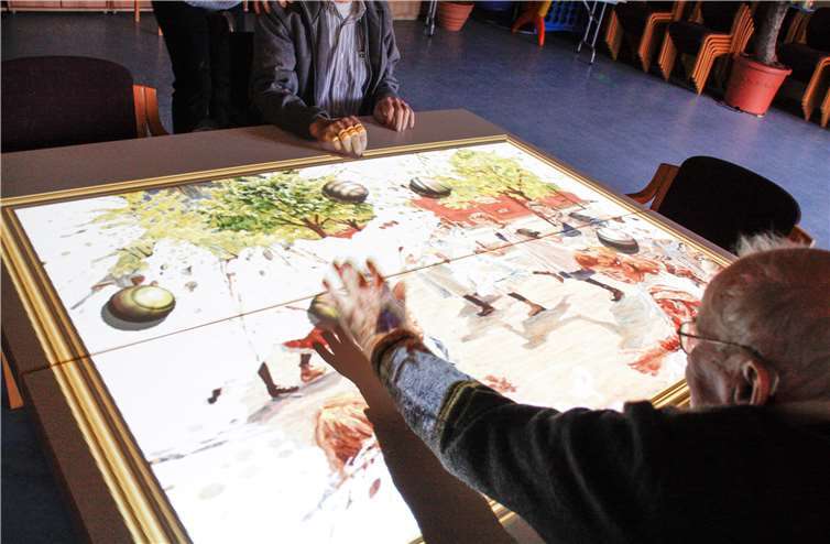 Die Bewohner malen am liebsten mit der Tovertafel. Wenn sie alle Kugeln erwischt haben, erscheint ein schönes Bild.