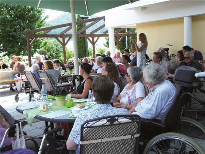 Die Bewohner mit ihren Angehörigen ließen es sich an diesem gelungenen Nachmittag gut gehen.privat