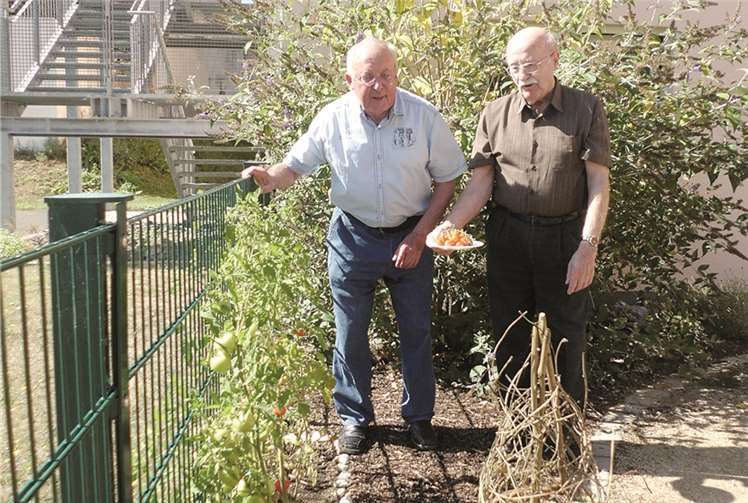 Die Bewohner nutzen gerne das Angebot im Sinnesgarten. privat