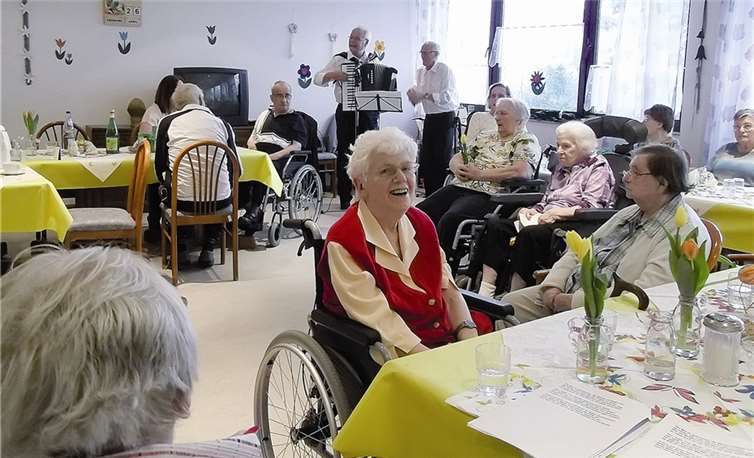 Die Bewohner und Bewohnerinnen des Marien Seniorenhauses in Straßenhaus feierten Frühlingsfest.privat