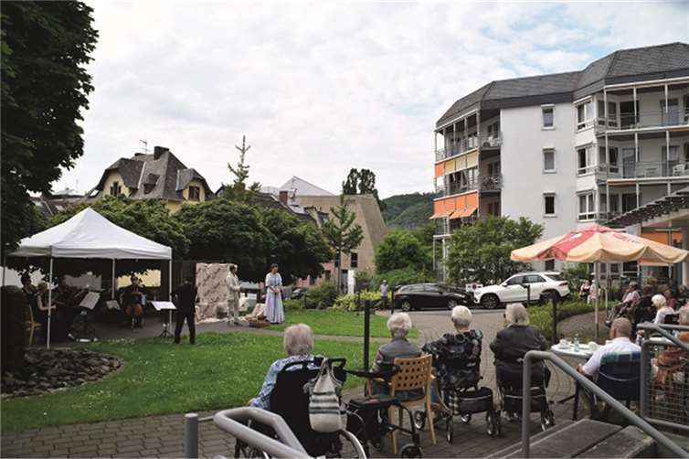 Die Bewohner und Mitarbeiter des Seniorenzentrums Marienstift genossen die Operndarbietung des Vereins „Music to go“ aus Kaarst.Foto: privat