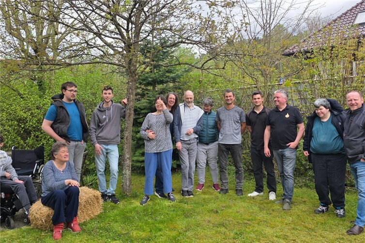 Die Bewohner und Ortsbürgermeister Thorsten Kabuth freuen sich über die Spendenübergabe durch Tobias Dannappel (Grillkonzept) und Stefan Schmitz (Eifel-Yaks) an das Lebenshilfehaus Hohenleimbach.