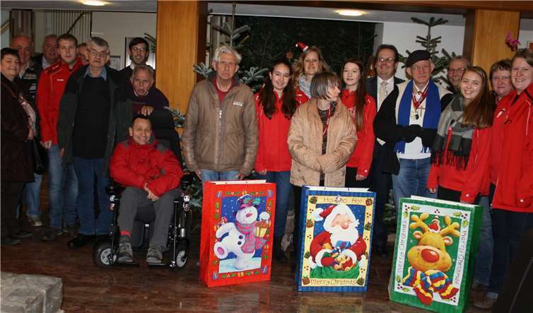 Die Bewohner von Kloster Ebernach freuten sich über die Präsente der Weihnachtsengelaktion des Jungendrotkreuzes Klotten.privat