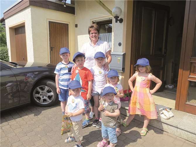 Die Bewohner von Rüscheid beantworteten an den einzelnen Stationen die Fragen der Kinder. privat