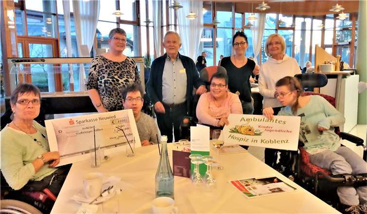 Die Bewohner von Wohnen am Schloss C konnten mit Unterstützung von Werner Johann Keßler und seiner Frau eine großzügige Spende an das ambulante Kinder- und Jugendhospiz in Koblenz überreichen. Foto: Heinrich-Haus