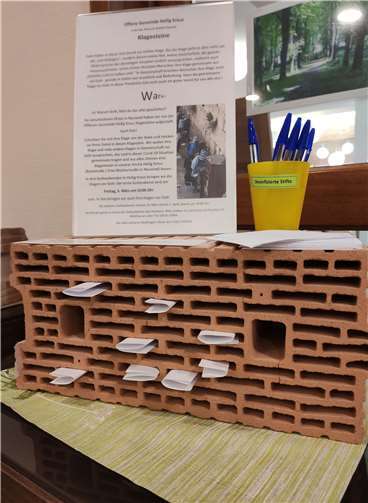 Die BewohnerInnen befüllten die Ritzen der Steine mit Klagen.