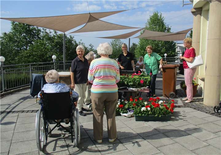 Die Bewohnerinnen und Bewohner der Seniorenresidenz durften sich die Farbzusammenstellung der Blumen für die Balkonbepflanzung selbst aussuchen.privat