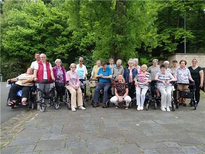 Die Bewohnerinnen und Bewohner des Seniorenzentrums St. Josef Münstermaifeld erlebten diesen Sommer verschiedene Aktivitäten, darunter auch ein gemeinsamer Ausflug nach Maria Laach.  Foto: Pascal Nachtsheim