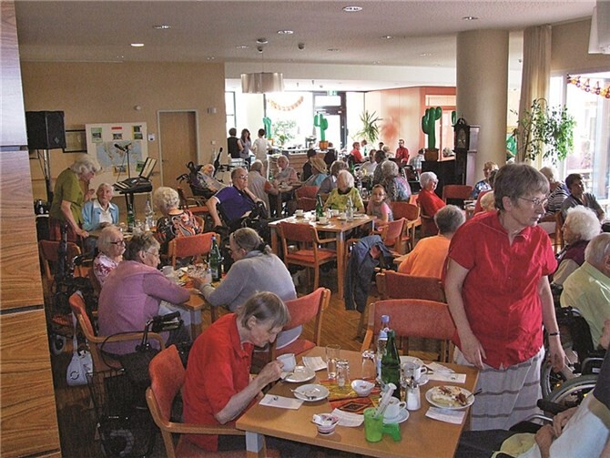 Die Bewohnerinnen und Bewohner des Seniorenzentrums hatten während ihres Sommerfests viel Spaß. WAMFO