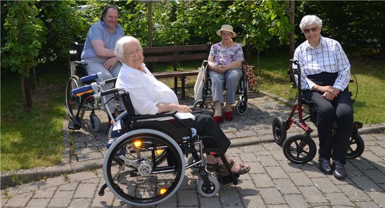 Die Bewohnerinnen und Bewohner freuen sich darauf, in diesem Sommer mit der neuen Schiebehilfe tolle Ausflüge in die Stadt zu unternehmen. Foto: Seniorenheim St. Maria-Josef