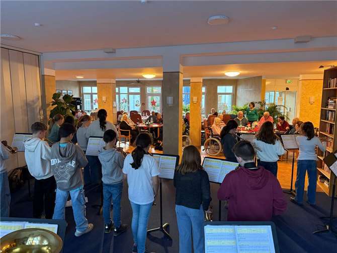 Die Bewohnerinnen und Bewohner hatten viel Freude beim adventlichen Konzert.  Foto: privat