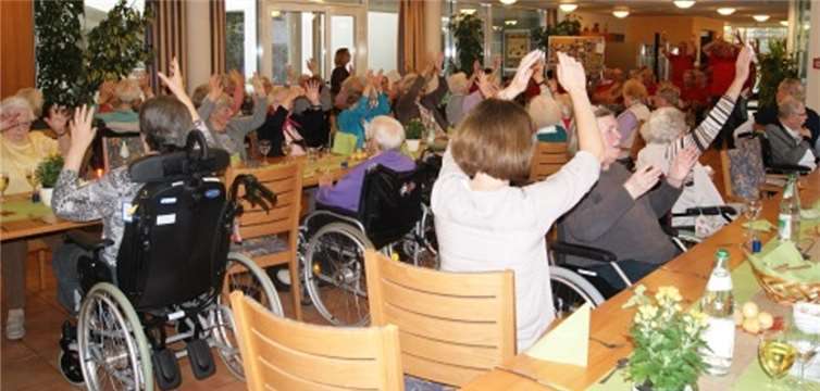 Die Bewohnerinnen und Bewohner konnten den ganzen Abend bei der tollen Stimmung bekannte Lieder mitsingen und dabei mitschunkeln.