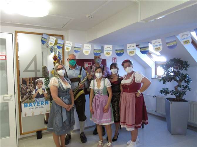 Die Bewohnerinnen und Bewohner wurden vom Sozialen Dienst des Hauses in Dirndl und Lederhosen begrüßt.  Foto: privat
