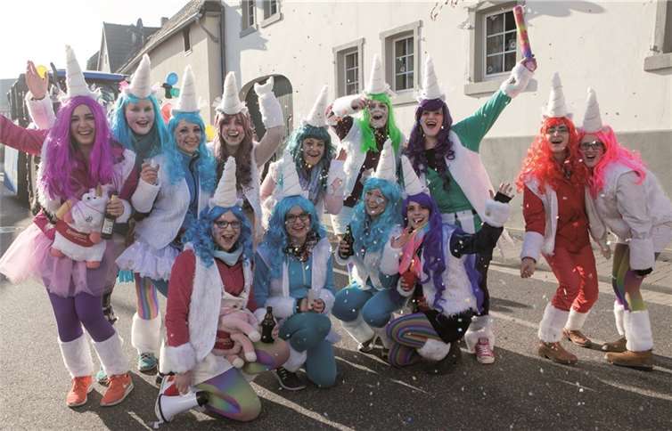 Die „Bezaubernden Hexen“ schwebten als sagenhafte Einhörner beim Weiberdonnerstagszug in Bölingen durch die Straßen des Ortes. JOST