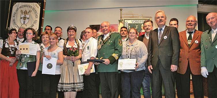 Die Bezirksmajestäten sind ermittelt. Die Ehrung und Krönung erfolgte in der Ludwig-Fett-Halle in Oberdrees. In der Bildmitte der Bezirksköni, Volker Spiess von der St. Sebastianus Schützenbruderschaft Villip. STEIN
