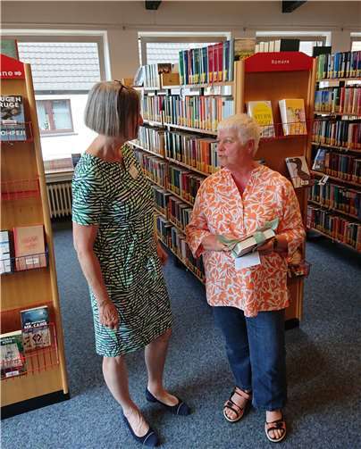 Die BfM, vertreten durch Karin van Deel, hat innerhalb der Eröffnungsfeier der Leiterin der Bücherei Frau Steinhauer eine Buch- und eine Sachspende überreicht.  Foto: privat