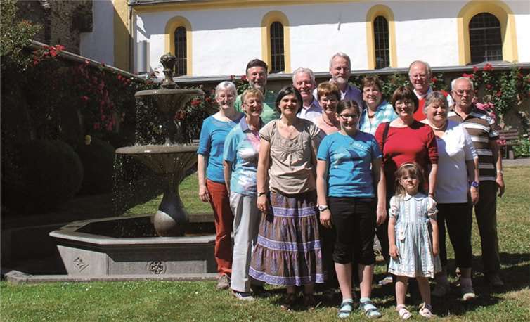Die Bibel- und Wandergruppe im Garten des Klosters Arnstein.privat
