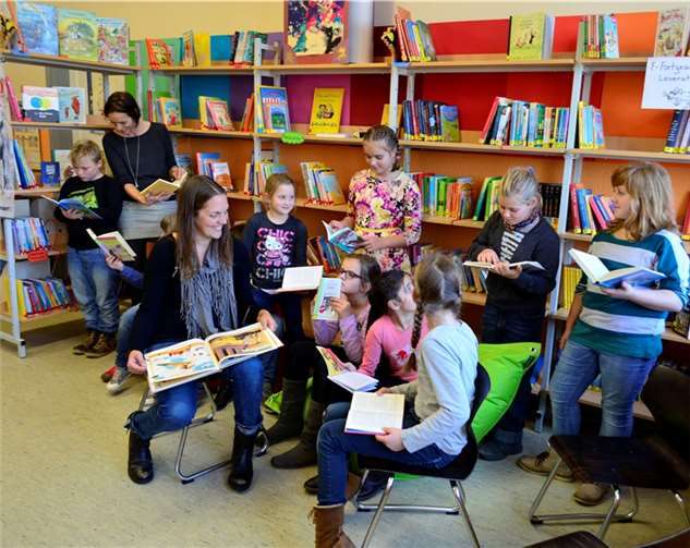 Die Bibliothek wurde von Mona Sperling (3. von links) neu gestaltet und geordnet. HEP