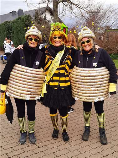 Die Bienenkönigin (Vorsitzende Patricia Scheuren) konnte zwischen zwei Bienenkörben (Beate Rohbeck und Karin Hummrich) wählen. Die Entscheidung fiel ihr sichtlich schwer. Fotos: privat