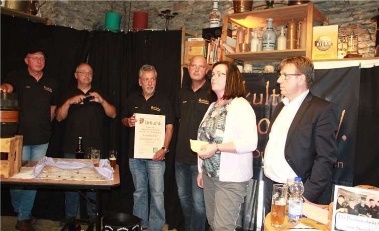 Die Bierbrüderschaft Duzenowe, Bürgermeisterin Michelle Wittler, Michael Baumann (NASPA).