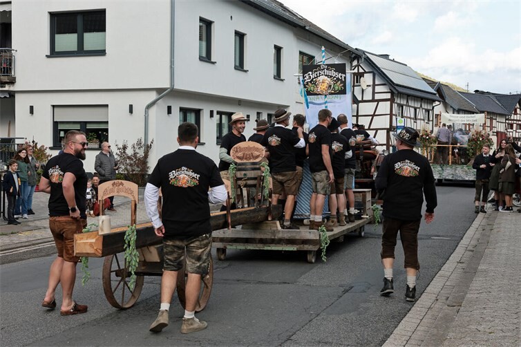 Oktoberfest und Trachtenumzug in Insul mit Musik und viel Gaudi