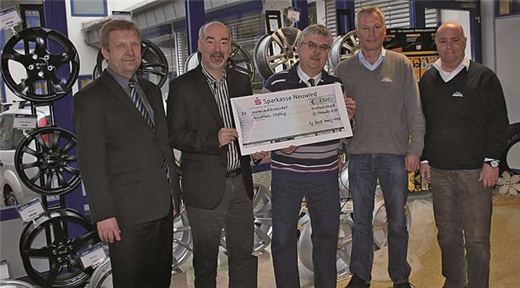 Die Big Band Georg Wolf konnte die Gundlach-Stiftung mit einem Scheck unterstützen.privat