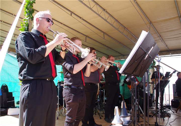 Die Big Band Rheinland begeisterte mit viel Blech.