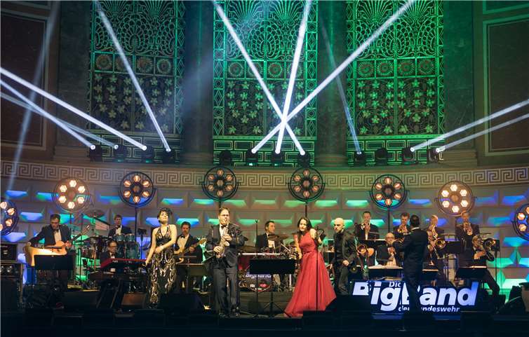 Die Big Band der Bundeswehr verwandelt die Mittelrheinhalle mit perfektem Sound und Lightshow in einen Ballsaal. Foto: Bigband der Bundeswehr