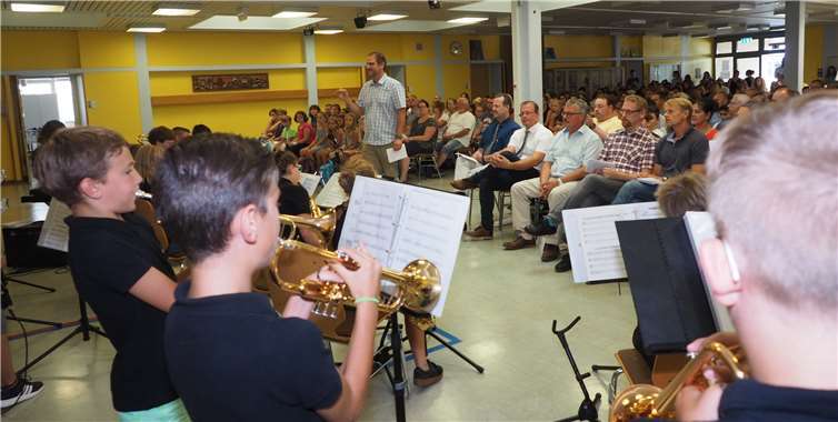 Die Big-Band der Klassenstufe 6 heizte mächtig ein zur Begrüßung ihrer neuen Mitschüler. Verbandsgemeinde Mendig