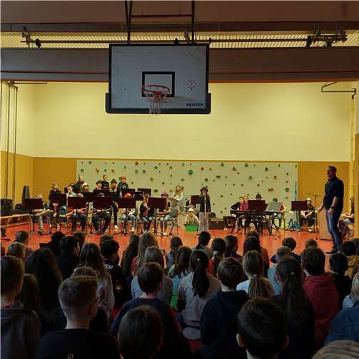 Die Big Band der Realschule Plus beim Konzert an der Grundschule Pfarrer-Bechtel in Mendig.  Fotos: privat