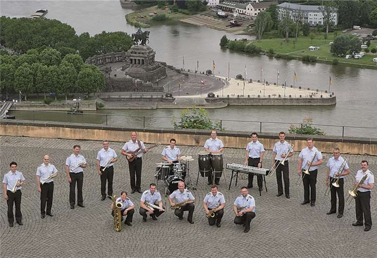Die Big Band des Heeresmusikkorps Koblenz mit ihrem Leiter Christopher Buchheim.