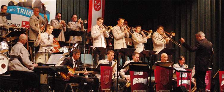 Die Big Band des Heeresmusikkorps Koblenz verzauberte im Forum der Stadt Polch mit ihrem Programm „Swinging Fingers“ unter der Leitung von Thilo Wolf (rechts) 450 Gäste. Fotos: SK