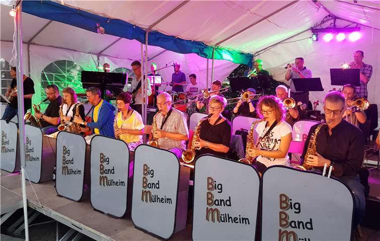 Die Big Band ist das Musikalische Aushängeschild des Vereins. Unter der Leitung von Christian Ebert sorgten die Musikerinnen und Musiker beim Kröbbelchesfest für beste Unterhaltung auf dem Festplatz. Kulinarische und musikalische Leckerbissen sind seit 1979 das Erfolgsrezept der Traditionsveranstaltung.