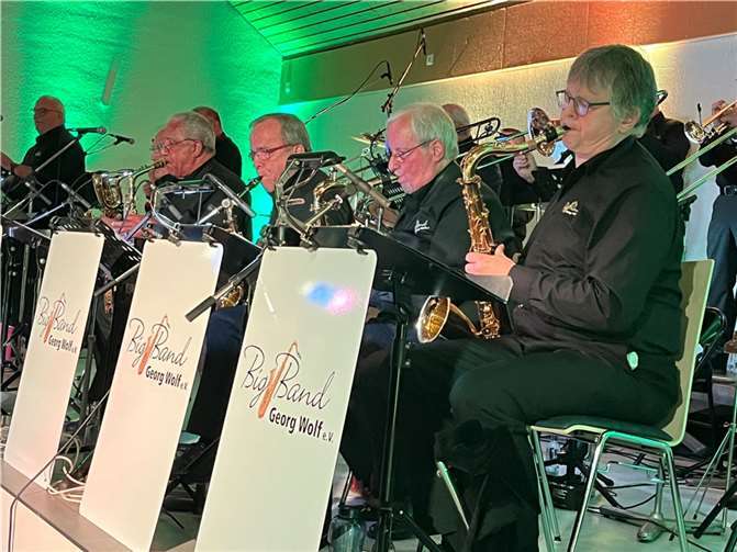 Die Big Band, unter der fachkundigen Leitung von Daniel Stein, präsentierte weitere anspruchsvolle Stücke, bei denen das Publikum erneut in den Genuss ihres vollen und satten Klangs kam.  Foto: Heiko Marmé
