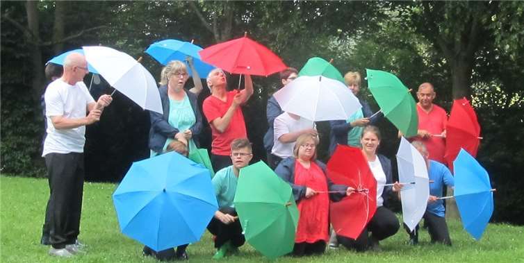 Die „Big Hands“, eine Tanzgruppe der Caritas-Einrichtungen Mendig, unterhielt mit ihrem Regentanz.privat