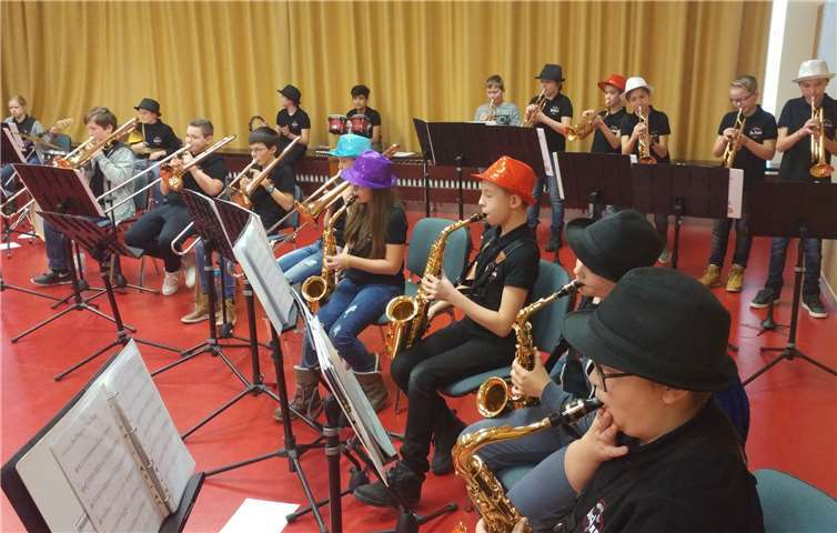 Die Bigband der Klasse 6a gastierte an der Mendiger Grundschule Pfarrer-Bechtel.