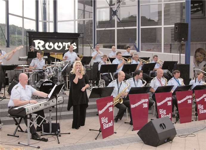 Die Bigband mit Sängerin Claudia Breuer bietet den Gästen im Café Hahn einen musikalischen Leckerbissen.privat