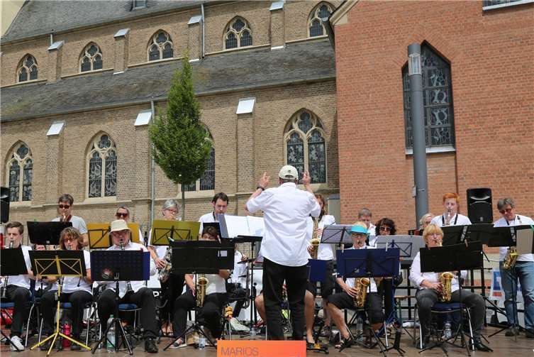Die Bigband von Marios Musikschule machte den musikalischen Auftakt.