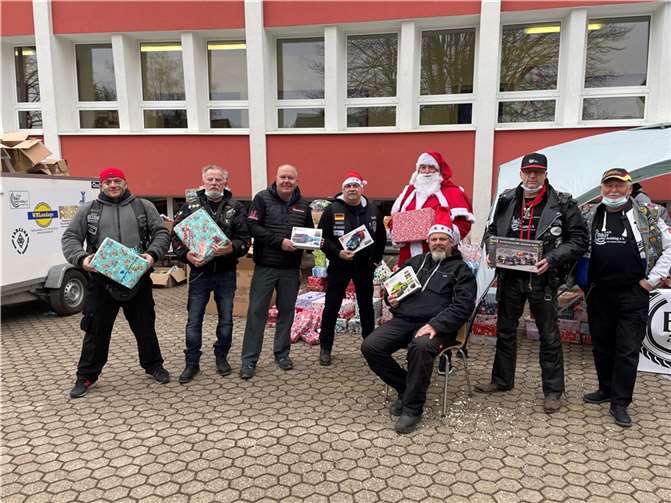 Die Biker hatten jede Menge Geschenke mitgebracht. Foto: ROB